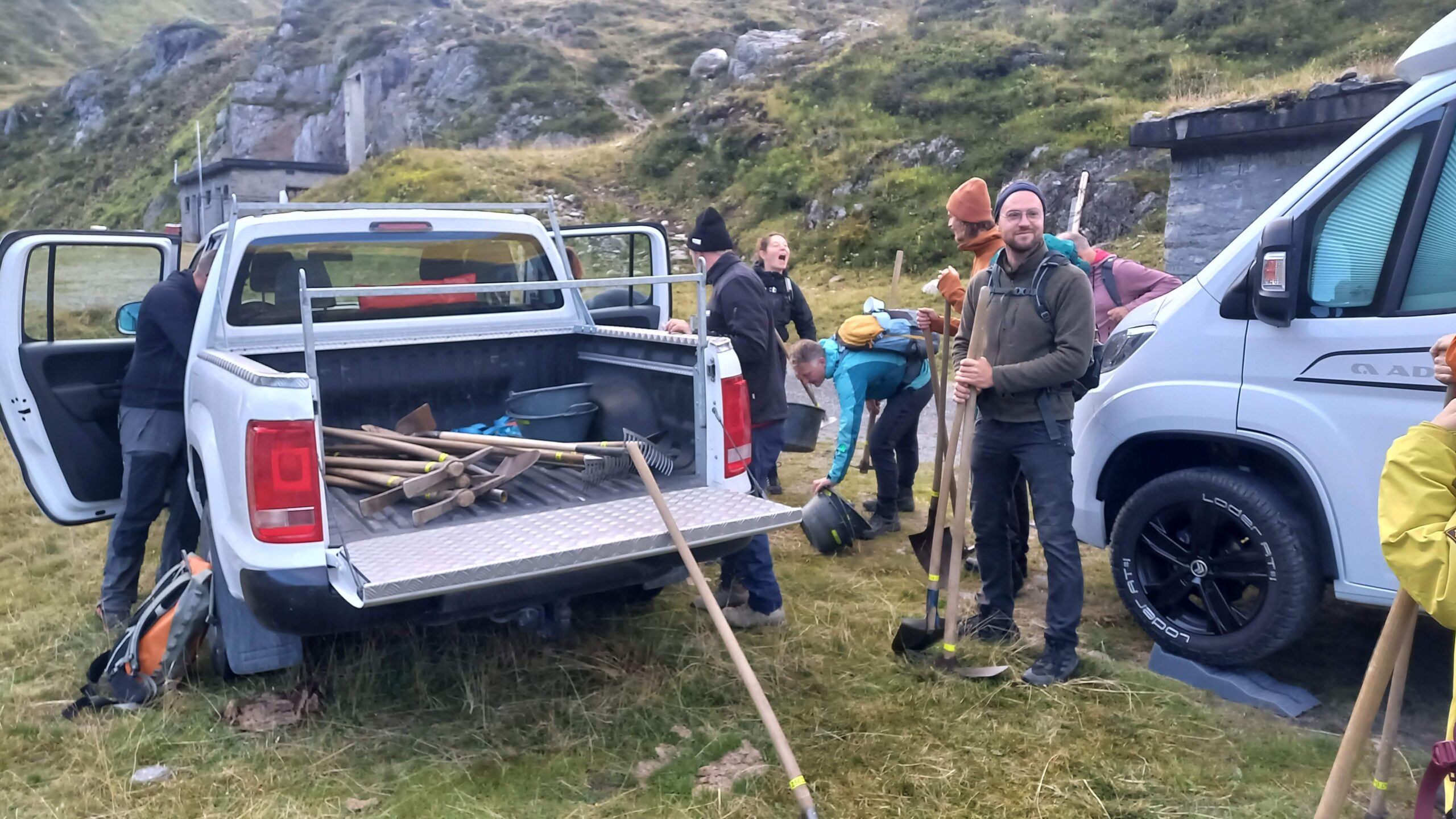 20250825_082136 Ausladen von Werkzeugen zum Trailbau