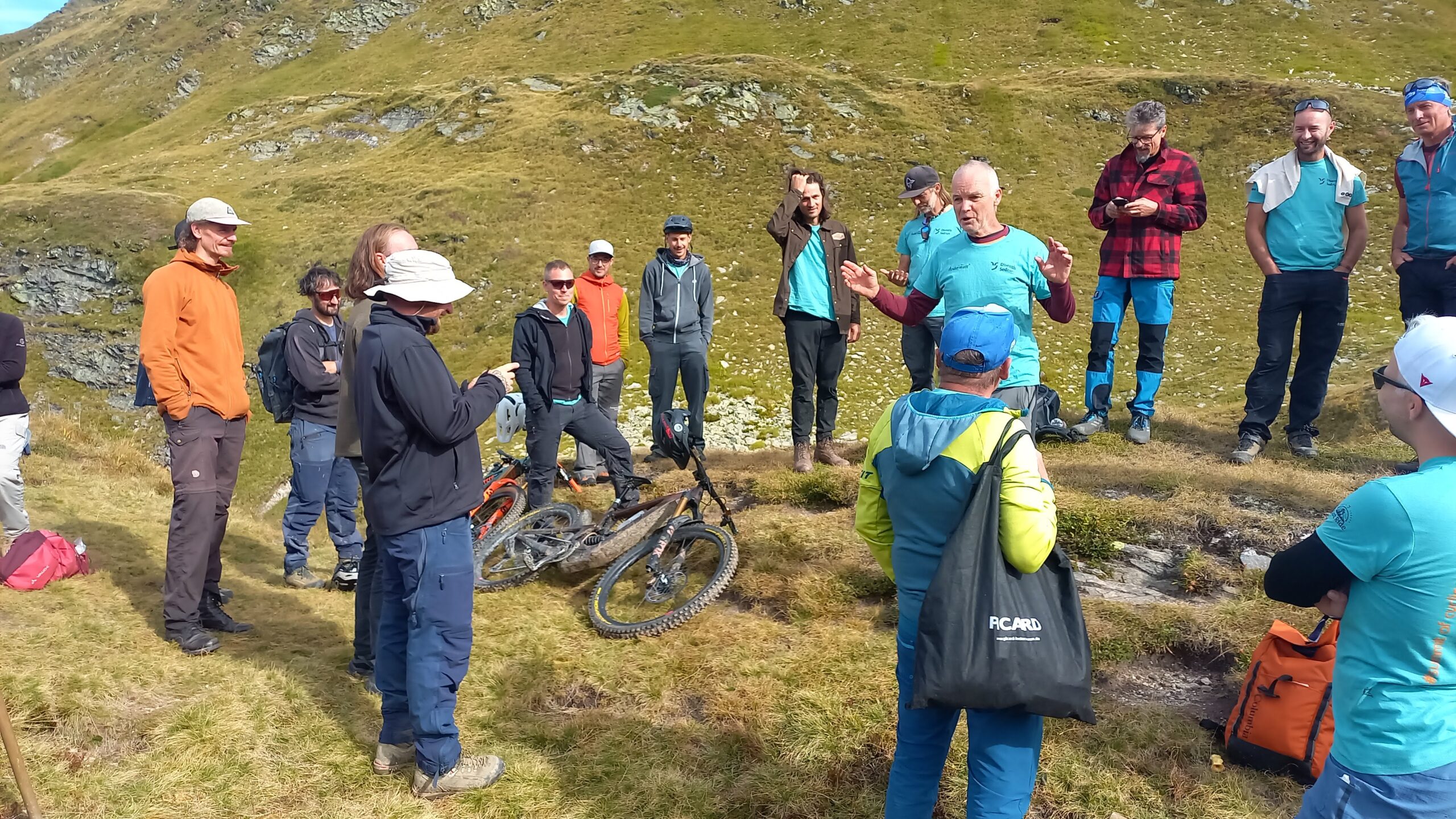 20250825_095750 Besprechung in den Alpen