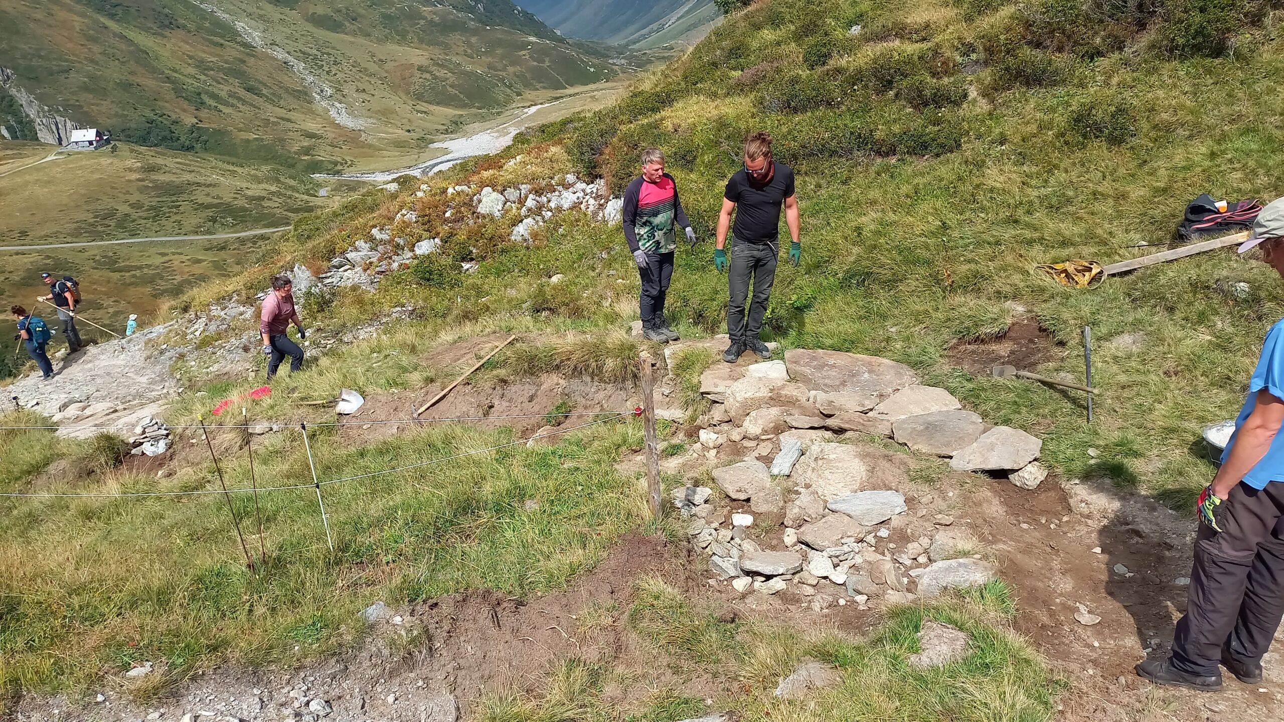 20250827_125243 Wegesanierung auf einem alpinen Weg