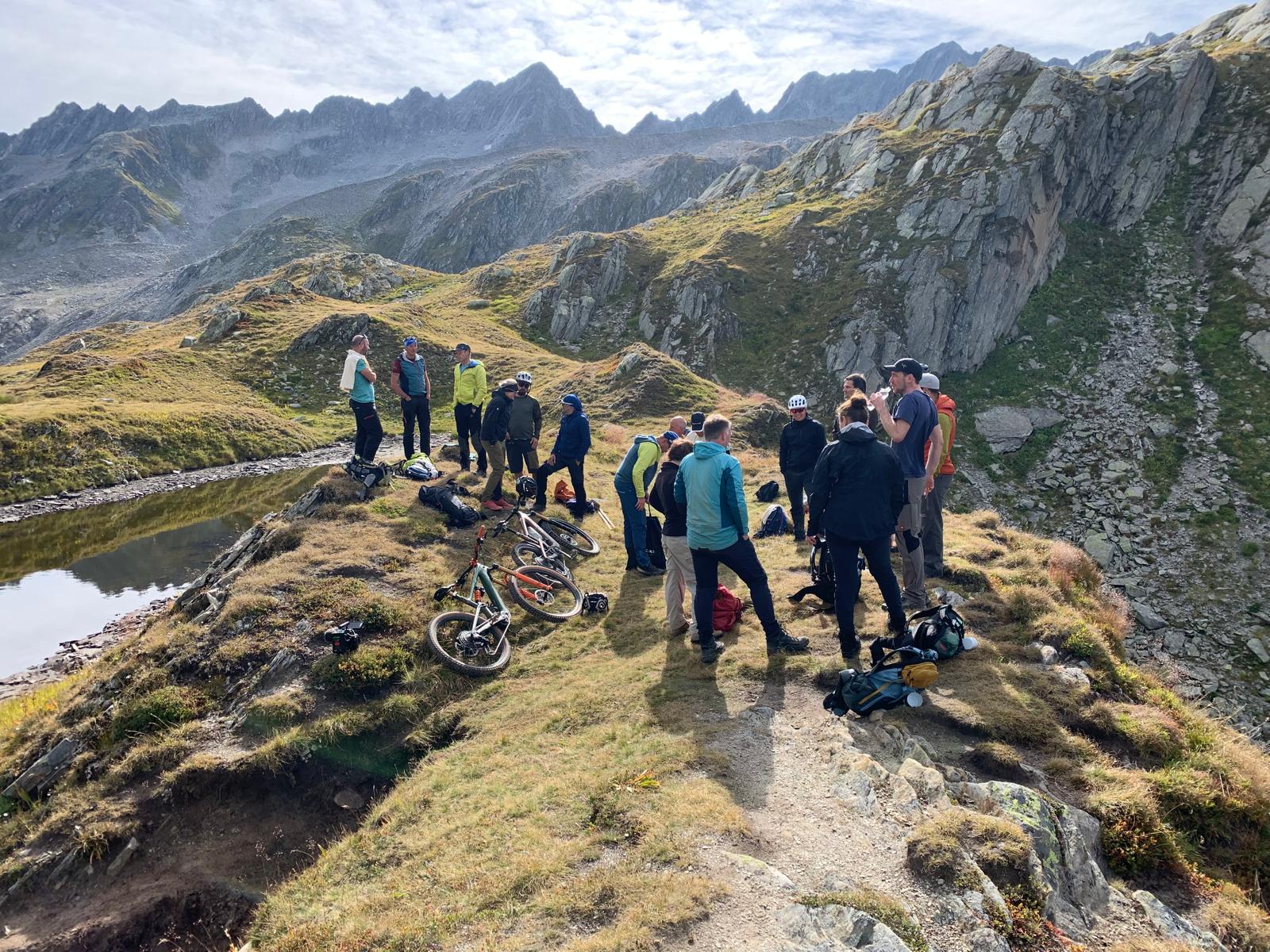 WhatsApp Image 2025-08-25 at 19.52.10 Menschen Besprechen sich in den Alpen